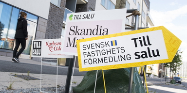 Skyltar från olika mäklarfirmor gör reklam för lediga lägenheter i ett nybyggt område i Sundbyberg. Under åren med noll- och minusränta var bostadsmarknaden het, bostadspriserna steg snabbt och bostadsbyggandet ökade, men nu har marknaden gjort halt.