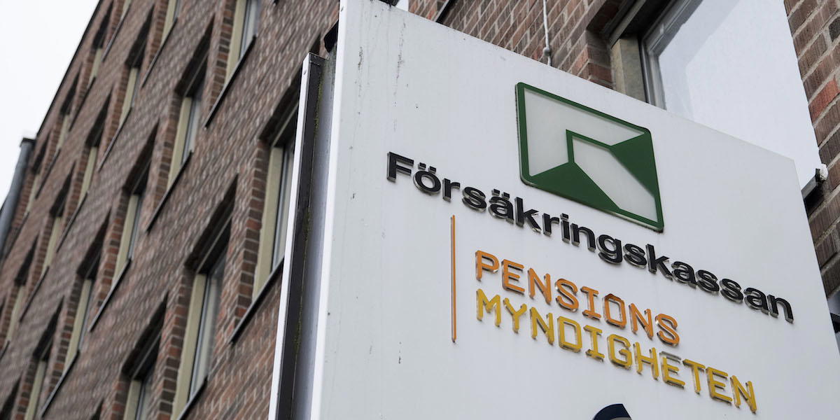Försäkringskassans och Pensionsmyndighetens loggor på en skylt. När ett handläggningssystem från Försäkringskassan flyttades till Pensionsmyndigheten uppstod ett fel som gjorde att ett felaktigt utskick automatiskt skickades ut till hundratusentals pensionärer med bostadstillägg.