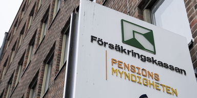 Försäkringskassans och Pensionsmyndighetens loggor på en skylt. När ett handläggningssystem från Försäkringskassan flyttades till Pensionsmyndigheten uppstod ett fel som gjorde att ett felaktigt utskick automatiskt skickades ut till hundratusentals pensionärer med bostadstillägg.